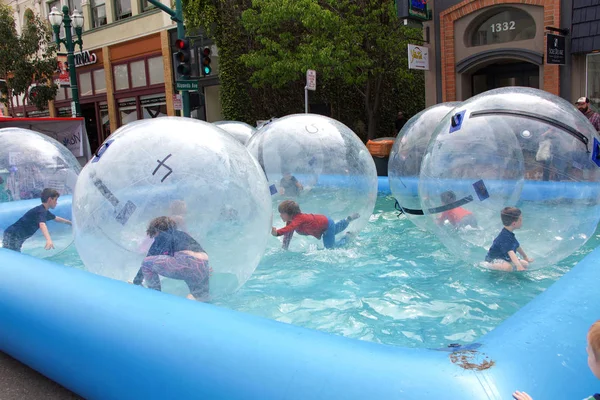 Alameda, Ca - 12 Mayıs 2018: Park St Spring Festivali 'nin kimliği belirsiz katılımcıları. Park Caddesi 'nde her yıl Mayıs' ın ikinci haftasonu düzenlenen popüler bir sokak fuarı..