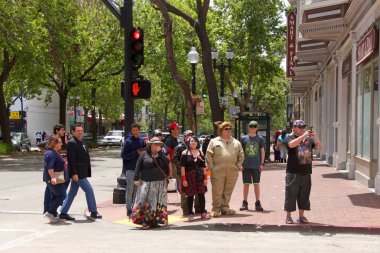 Oakland, Ca - 9 Haziran 2018: San Francisco Comic Con 'un kimliği belirsiz katılımcıları. Oaklands ve San Franciscos 'un en büyük ve gerçek komedyen olduğu yazıyor. Etkinliğe pek çok hevesli kostüm katılımcısı katıldı.