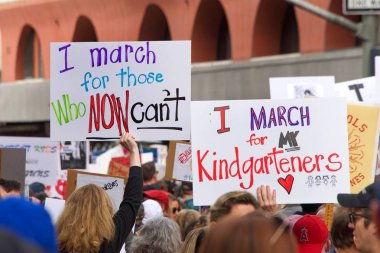 Los Angeles, Ca - 24 Mart 2018: silahlı şiddete son verme çağrılarıyla, artık sessizlik yok! Binlerce öğrenci ve yetişkin silahlı şiddeti protesto etmek için yürüyüş yapıyor. Hayatımız için yürüyün.