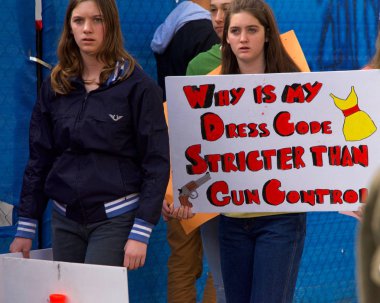 Los Angeles, Ca - 24 Mart 2018: silahlı şiddete son verme çağrılarıyla, artık sessizlik yok! Binlerce öğrenci ve yetişkin silahlı şiddeti protesto etmek için yürüyüş yapıyor. Hayatımız için yürüyün.
