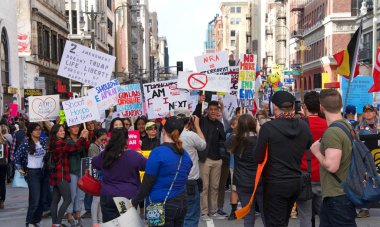Los Angeles, Ca - 24 Mart 2018: silahlı şiddete son verme çağrılarıyla, artık sessizlik yok! Binlerce öğrenci ve yetişkin silahlı şiddeti protesto etmek için yürüyüş yapıyor. Hayatımız için yürüyün.