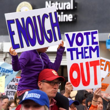 Los Angeles, Ca - 24 Mart 2018: silahlı şiddete son verme çağrılarıyla, artık sessizlik yok! Binlerce öğrenci ve yetişkin silahlı şiddeti protesto etmek için yürüyüş yapıyor. Hayatımız için yürüyün.