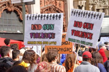 Los Angeles, Ca - 24 Mart 2018: silahlı şiddete son verme çağrılarıyla, artık sessizlik yok! Binlerce öğrenci ve yetişkin silahlı şiddeti protesto etmek için yürüyüş yapıyor. Hayatımız için yürüyün.