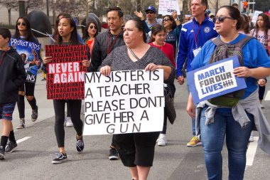 Los Angeles, Ca - 24 Mart 2018: silahlı şiddete son verme çağrılarıyla, artık sessizlik yok! Binlerce öğrenci ve yetişkin silahlı şiddeti protesto etmek için yürüyüş yapıyor. Hayatımız için yürüyün.