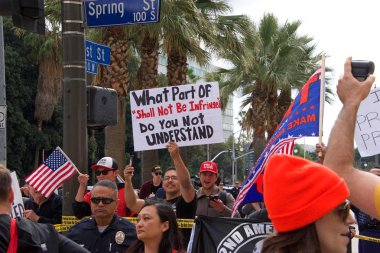 Los Angeles, Ca - 24 Mart 2018: Polis, binlerce insanın silahlı şiddeti protesto etmek için yürüyüşü protesto eden bir avuç silah yanlısı eylemciyi korumak için sıra oluşturdu.
