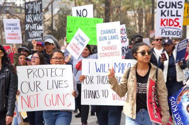Los Angeles, Ca - 24 Mart 2018: silahlı şiddete son verme çağrılarıyla, artık sessizlik yok! Binlerce öğrenci ve yetişkin silahlı şiddeti protesto etmek için yürüyüş yapıyor. Hayatımız için yürüyün.