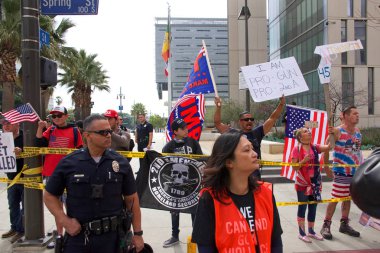 Los Angeles, Ca - 24 Mart 2018: Polis, binlerce insanın silahlı şiddeti protesto etmek için yürüyüşü protesto eden bir avuç silah yanlısı eylemciyi korumak için sıra oluşturdu.