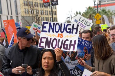 Los Angeles, Ca - 24 Mart 2018: silahlı şiddete son verme çağrılarıyla, artık sessizlik yok! Binlerce öğrenci ve yetişkin silahlı şiddeti protesto etmek için yürüyüş yapıyor. Hayatımız için yürüyün.