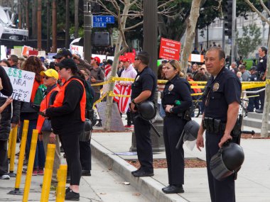 Los Angeles, Ca - 24 Mart 2018: Polis, binlerce insanın silahlı şiddeti protesto etmek için yürüyüşü protesto eden bir avuç silah yanlısı eylemciyi korumak için sıra oluşturdu. 