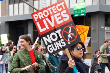 Los Angeles, Ca - 24 Mart 2018: silahlı şiddete son verme çağrılarıyla, artık sessizlik yok! Binlerce öğrenci ve yetişkin silahlı şiddeti protesto etmek için yürüyüş yapıyor. Hayatımız için yürüyün.