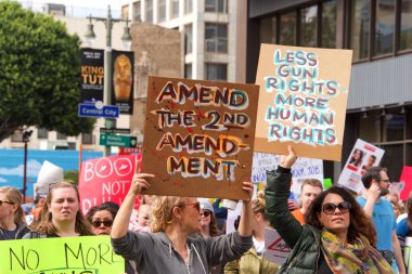 Los Angeles, Ca - 24 Mart 2018: silahlı şiddete son verme çağrılarıyla, artık sessizlik yok! Binlerce öğrenci ve yetişkin silahlı şiddeti protesto etmek için yürüyüş yapıyor. Hayatımız için yürüyün.