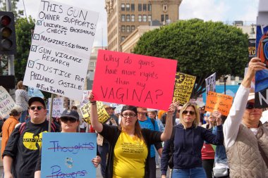 Los Angeles, Ca - 24 Mart 2018: silahlı şiddete son verme çağrılarıyla, artık sessizlik yok! Binlerce öğrenci ve yetişkin silahlı şiddeti protesto etmek için yürüyüş yapıyor. Hayatımız için yürüyün.