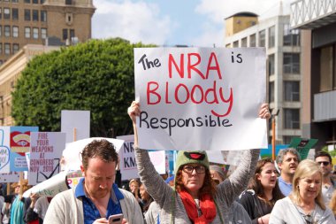 Los Angeles, Ca - 24 Mart 2018: silahlı şiddete son verme çağrılarıyla, artık sessizlik yok! Binlerce öğrenci ve yetişkin silahlı şiddeti protesto etmek için yürüyüş yapıyor. Hayatımız için yürüyün.
