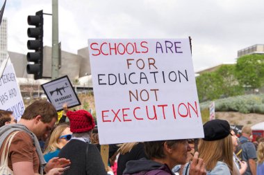 Los Angeles, Ca - 24 Mart 2018: silahlı şiddete son verme çağrılarıyla, artık sessizlik yok! Binlerce öğrenci ve yetişkin silahlı şiddeti protesto etmek için yürüyüş yapıyor. Hayatımız için yürüyün.