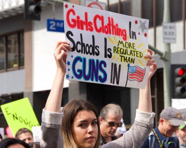 Los Angeles, Ca - 24 Mart 2018: silahlı şiddete son verme çağrılarıyla, artık sessizlik yok! Binlerce öğrenci ve yetişkin silahlı şiddeti protesto etmek için yürüyüş yapıyor. Hayatımız için yürüyün.