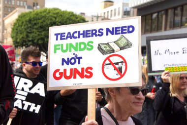 Los Angeles, Ca - 24 Mart 2018: silahlı şiddete son verme çağrılarıyla, artık sessizlik yok! Binlerce öğrenci ve yetişkin silahlı şiddeti protesto etmek için yürüyüş yapıyor. Hayatımız için yürüyün.
