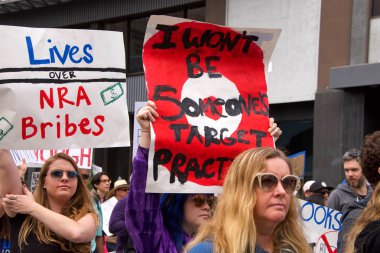 Los Angeles, Ca - 24 Mart 2018: silahlı şiddete son verme çağrılarıyla, artık sessizlik yok! Binlerce öğrenci ve yetişkin silahlı şiddeti protesto etmek için yürüyüş yapıyor. Hayatımız için yürüyün.