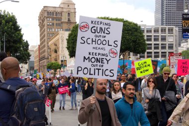 Los Angeles, Ca - 24 Mart 2018: silahlı şiddete son verme çağrılarıyla, artık sessizlik yok! Binlerce öğrenci ve yetişkin silahlı şiddeti protesto etmek için yürüyüş yapıyor. Hayatımız için yürüyün.