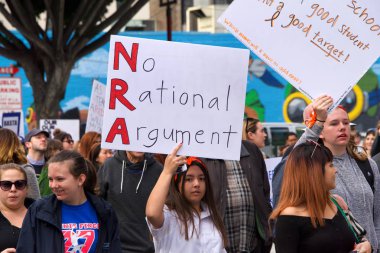 Los Angeles, Ca - 24 Mart 2018: silahlı şiddete son verme çağrılarıyla, artık sessizlik yok! Binlerce öğrenci ve yetişkin silahlı şiddeti protesto etmek için yürüyüş yapıyor. Hayatımız için yürüyün.