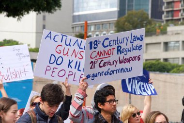 Los Angeles, Ca - 24 Mart 2018: silahlı şiddete son verme çağrılarıyla, artık sessizlik yok! Binlerce öğrenci ve yetişkin silahlı şiddeti protesto etmek için yürüyüş yapıyor. Hayatımız için yürüyün.