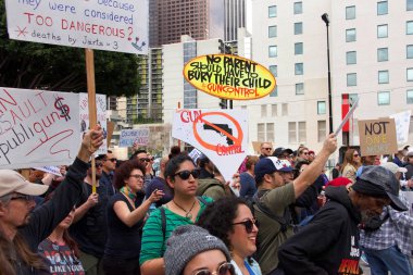 Los Angeles, Ca - 24 Mart 2018: silahlı şiddete son verme çağrılarıyla, artık sessizlik yok! Binlerce öğrenci ve yetişkin silahlı şiddeti protesto etmek için yürüyüş yapıyor. Hayatımız için yürüyün.