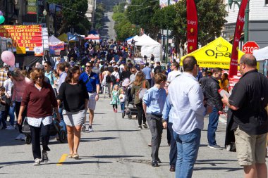 San Francisco, Ca - 1 Nisan 2018: 27. Yıllık St Paskalya Festivali 'nin kimliği belirsiz katılımcıları. San Francisco 'nun en büyük küçük geçit töreni ve Bay Area' nın eşsiz topluluğunu yansıtıyor.