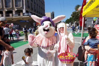San Francisco, Ca - 1 Nisan 2018: 27. Yıllık St Paskalya Festivali 'nin kimliği belirsiz katılımcıları. San Francisco 'nun en büyük küçük geçit töreni ve Bay Area' nın eşsiz topluluğunu yansıtıyor.