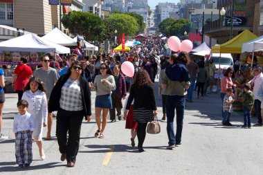 San Francisco, Ca - 1 Nisan 2018: 27. Yıllık St Paskalya Festivali 'nin kimliği belirsiz katılımcıları. San Francisco 'nun en büyük küçük geçit töreni ve Bay Area' nın eşsiz topluluğunu yansıtıyor.