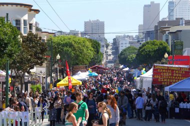 San Francisco, Ca - 1 Nisan 2018: 27. Yıllık St Paskalya Festivali 'nin kimliği belirsiz katılımcıları. San Francisco 'nun en büyük küçük geçit töreni ve Bay Area' nın eşsiz topluluğunu yansıtıyor.