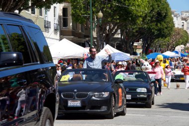 San Francisco, Ca - 1 Nisan 2018: 27. Yıllık St Paskalya Geçidi 'nde Senatör Scott Wiener. San Francisco 'nun en büyük geçit töreni. Körfez Bölgesi' ne özgü..