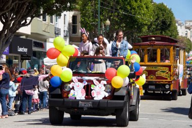 San Francisco, Ca - 1 Nisan 2018: 27. Yıllık St Paskalya Geçidi 'nin kimliği belirsiz katılımcıları. San Francisco 'nun en büyük küçük geçit töreni ve Bay Area' nın eşsiz topluluğunu yansıtıyor..