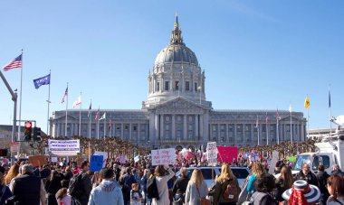 San Francisco, Ca - 20 Ocak 2018 Kadınlar Yürüyüşü 'nün kimliği belirsiz katılımcıları. Tüm insanları kadın haklarını desteklemeye teşvik etmek ve ara seçimlerde oy kullanmaya teşvik etmek için tasarlandı..
