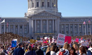 San Francisco, Ca - 20 Ocak 2018 Kadınlar Yürüyüşü 'nün kimliği belirsiz katılımcıları. Tüm insanları kadın haklarını desteklemeye teşvik etmek ve ara seçimlerde oy kullanmaya teşvik etmek için tasarlandı..