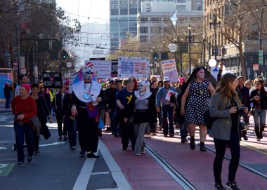 San Francisco, Ca - 20 Ocak 2018 Kadınlar Yürüyüşü 'nün kimliği belirsiz katılımcıları. Tüm insanları kadın haklarını desteklemeye teşvik etmek ve ara seçimlerde oy kullanmaya teşvik etmek için tasarlandı..