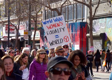 San Francisco, Ca - 20 Ocak 2018 Kadınlar Yürüyüşü 'nün kimliği belirsiz katılımcıları. Tüm insanları kadın haklarını desteklemeye teşvik etmek ve ara seçimlerde oy kullanmaya teşvik etmek için tasarlandı..