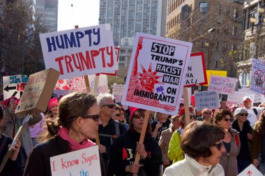 San Francisco, Ca - 20 Ocak 2018 Kadınlar Yürüyüşü 'nün kimliği belirsiz katılımcıları. Tüm insanları kadın haklarını desteklemeye teşvik etmek ve ara seçimlerde oy kullanmaya teşvik etmek için tasarlandı..