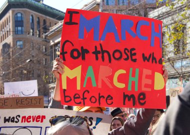 San Francisco, Ca - 20 Ocak 2018 Kadınlar Yürüyüşü 'nün kimliği belirsiz katılımcıları. Tüm insanları kadın haklarını desteklemeye teşvik etmek ve ara seçimlerde oy kullanmaya teşvik etmek için tasarlandı..