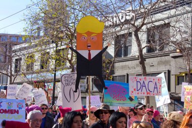 San Francisco, Ca - 20 Ocak 2018 Kadınlar Yürüyüşü 'nün kimliği belirsiz katılımcıları. Tüm insanları kadın haklarını desteklemeye teşvik etmek ve ara seçimlerde oy kullanmaya teşvik etmek için tasarlandı..