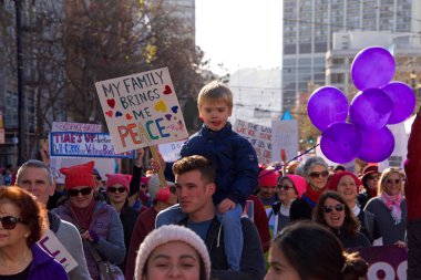 San Francisco, Ca - 20 Ocak 2018 Kadınlar Yürüyüşü 'nün kimliği belirsiz katılımcıları. Tüm insanları kadın haklarını desteklemeye teşvik etmek ve ara seçimlerde oy kullanmaya teşvik etmek için tasarlandı..
