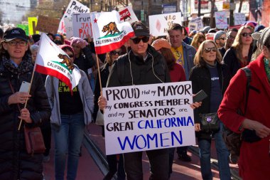 San Francisco, Ca - 20 Ocak 2018 Kadınlar Yürüyüşü 'nün kimliği belirsiz katılımcıları. Tüm insanları kadın haklarını desteklemeye teşvik etmek ve ara seçimlerde oy kullanmaya teşvik etmek için tasarlandı..