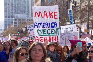 San Francisco, Ca - 20 Ocak 2018 Kadınlar Yürüyüşü 'nün kimliği belirsiz katılımcıları. Tüm insanları kadın haklarını desteklemeye teşvik etmek ve ara seçimlerde oy kullanmaya teşvik etmek için tasarlandı..