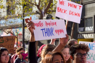 San Francisco, Ca - 20 Ocak 2018 Kadınlar Yürüyüşü 'nün kimliği belirsiz katılımcıları. Tüm insanları kadın haklarını desteklemeye teşvik etmek ve ara seçimlerde oy kullanmaya teşvik etmek için tasarlandı..
