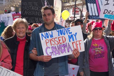 San Francisco, Ca - 20 Ocak 2018 Kadınlar Yürüyüşü 'nün kimliği belirsiz katılımcıları. Tüm insanları kadın haklarını desteklemeye teşvik etmek ve ara seçimlerde oy kullanmaya teşvik etmek için tasarlandı..