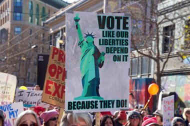 San Francisco, Ca - 20 Ocak 2018 Kadınlar Yürüyüşü 'nün kimliği belirsiz katılımcıları. Tüm insanları kadın haklarını desteklemeye teşvik etmek ve ara seçimlerde oy kullanmaya teşvik etmek için tasarlandı..