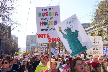 San Francisco, Ca - 20 Ocak 2018 Kadınlar Yürüyüşü 'nün kimliği belirsiz katılımcıları. Tüm insanları kadın haklarını desteklemeye teşvik etmek ve ara seçimlerde oy kullanmaya teşvik etmek için tasarlandı..
