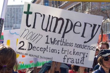 San Francisco, Ca - 20 Ocak 2018 Kadınlar Yürüyüşü 'nün kimliği belirsiz katılımcıları. Tüm insanları kadın haklarını desteklemeye teşvik etmek ve ara seçimlerde oy kullanmaya teşvik etmek için tasarlandı..