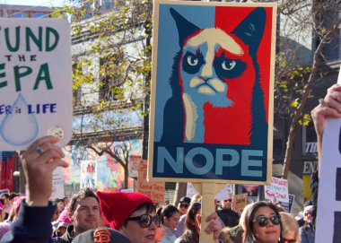 San Francisco, Ca - 20 Ocak 2018 Kadınlar Yürüyüşü 'nün kimliği belirsiz katılımcıları. Tüm insanları kadın haklarını desteklemeye teşvik etmek ve ara seçimlerde oy kullanmaya teşvik etmek için tasarlandı..