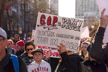 San Francisco, Ca - 20 Ocak 2018 Kadınlar Yürüyüşü 'nün kimliği belirsiz katılımcıları. Tüm insanları kadın haklarını desteklemeye teşvik etmek ve ara seçimlerde oy kullanmaya teşvik etmek için tasarlandı..