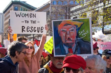 San Francisco, Ca - 20 Ocak 2018 Kadınlar Yürüyüşü 'nün kimliği belirsiz katılımcıları. Tüm insanları kadın haklarını desteklemeye teşvik etmek ve ara seçimlerde oy kullanmaya teşvik etmek için tasarlandı..