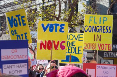 San Francisco, Ca - 20 Ocak 2018 Kadınlar Yürüyüşü 'nün kimliği belirsiz katılımcıları. Tüm insanları kadın haklarını desteklemeye teşvik etmek ve ara seçimlerde oy kullanmaya teşvik etmek için tasarlandı..